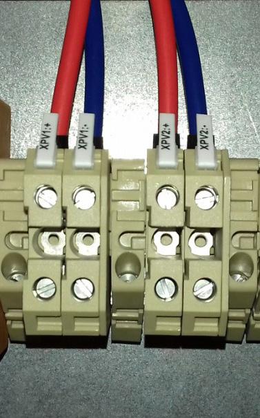 5.3 MONTÁŽ HYBRIDNÍHO SYSTÉMU CES BATTERY BOX Hybridní systém je navržen pro montáž ve svislé poloze. Nosná plocha musí být dostatečně odolná, aby udržela hybridní systém.