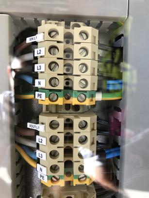 VÝSTRAHA VÝSTRAHA: POZOR: překročení maximálního vstupního napětí může zničit hybridní systém. Zkontrolujte před připojením. 5. Vypněte DC jističe FADC1 a FADC2. 6.