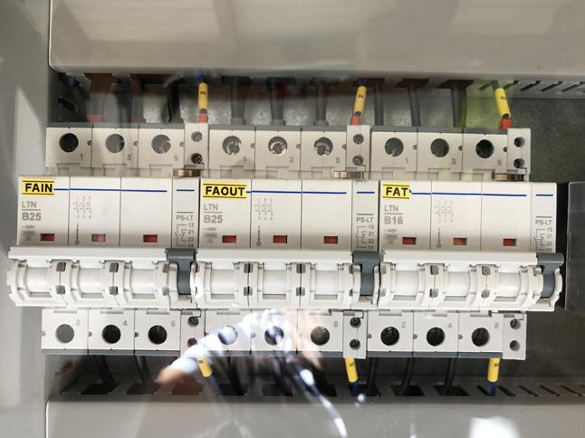 Obr. 7 Detail připojení části AC k hybridnímu systému jištění AC strany Jištění vstupu od distribuční sítě Jištění vstupu do zátěže / Load VAROVÁNÍ VAROVÁNÍ: Nebezpečí úrazu elektrickým proudem: