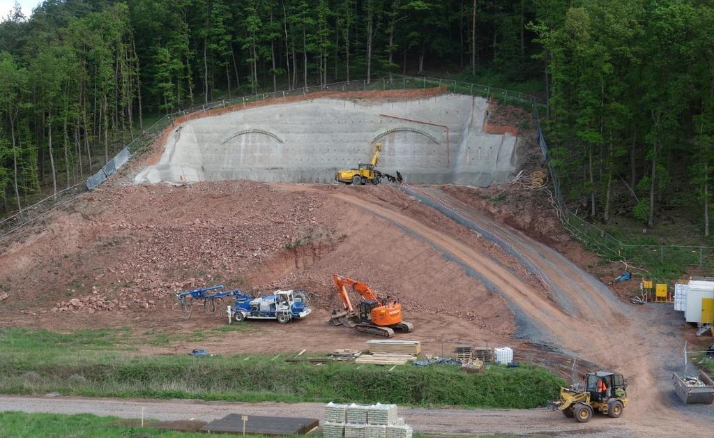 Obr. 3 Výstavba jižního portálu 3.3 Ražba tunelu Obr.