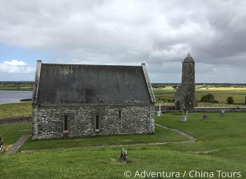 Moher (3h / 200 km), zvláštní kamennou krajinou Buren s několika megalitickými památkami,