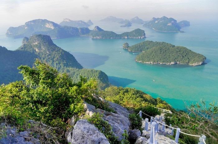 Výhlídka na 42 krásných ostrovů NP Ang Thong Z ostrova Koh Samui Na ostrovy nejezdí žádné pravidelné trajekty, takže nejlepším způsobem, jak se do na ostrovy Ang Thong dostat, je připojit se k