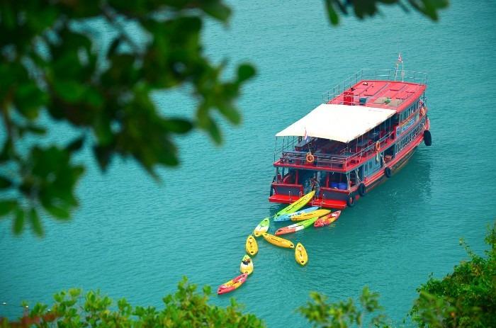 Ngan. Ang Thong tour jednodenní výlet Pomalejší ferry čeká, až se pasažéři vrátí z průzkumu ostrova Jak vypadá jednodenní výlet pomalejší lodí (ferry) z ostrova Ko Samui/Ko Pha Ngan? Ráno v 8.