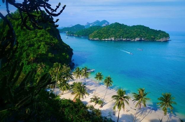 Bílé písečné pláže, blankytně modré moře, vápencové útesy a noční koupání ve vodě rozzářené planktonem. Takový je národní park Ang Thong. Turisty stále ještě neobjevených dvaačtyřicet ostrůvků.