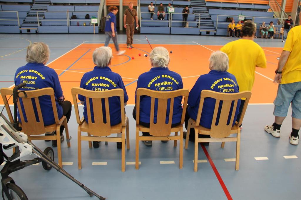 VIII. ročník turnaje v BOCCIE Rok se s rokem sešel a nás čekala ta milá povinnost účastnit se turnaje v boccii. V osm hodin ráno nás vyzvedlo auto a jeli jsme.