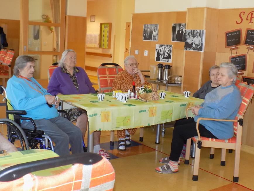 Přemýšlela jsem, jak mám vše nyní zařídit. Koho mám takto na poslední chvíli pozvat a v tom jsem si uvědomila, že celebrit života přijde na setkání zase celá řada.