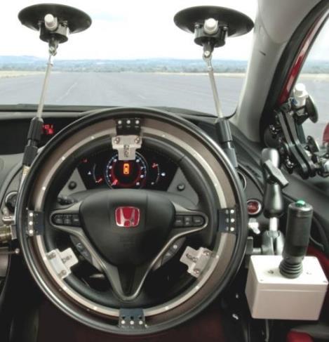ZKOUŠKY VOZIDEL 4.3 PROGRAMOVATELNÝ AUTOMAT ŘÍZENÍ Tento systém je zabudován do testovaného vozidla a slouží k natáčení volantu, podle předem nastaveného programu.