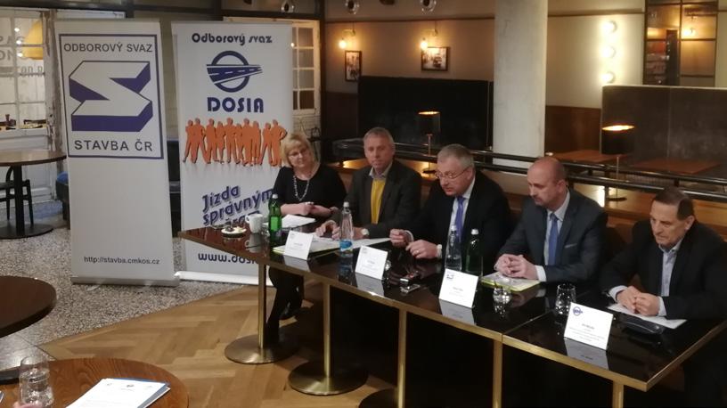 PÁR POSTŘEHŮ Z TISKOVÉ KONFERENCE U PŘÍLEŽITOSTI PODPISU KSVS Zástupci smluvních stran při tiskové konferenci po podpisu KSVS Foto Stanislav Augustin Obojí proběhlo v restauraci L Osteria na pražské