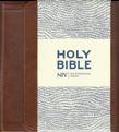 3129 Cena: 1280 Kč HOLY BIBLE NIV Kromě biblického textu obsahuje křížové odkazy, tabulku měr a vah, stručnou