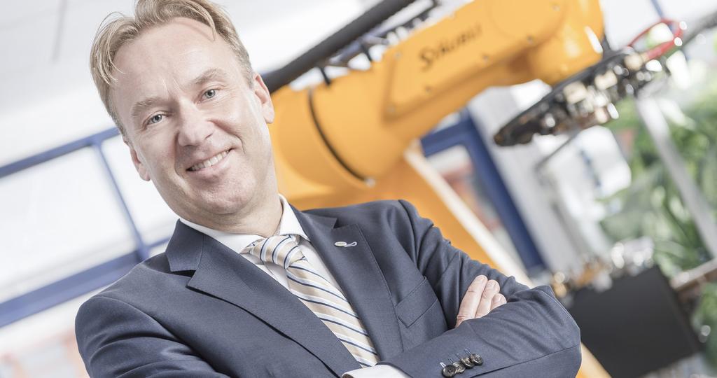 VIZE STÄUBLI Experts in Man and Machine Dnes naši roboti pracují jak pro lidi, tak s nimi. Musí být rychlí a přesní, spolupracující a obratní, uživatelsky přívětiví a vysoce mobilní.