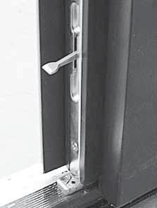 U zámků vstupních dveří jsou použity standardní cylindrické vložky cylindrická vložka a klíče značky ISEO případně může být použita i jiná značka.