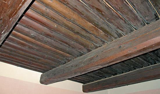 Povalové stropy jsou tvořeny z kulatiny