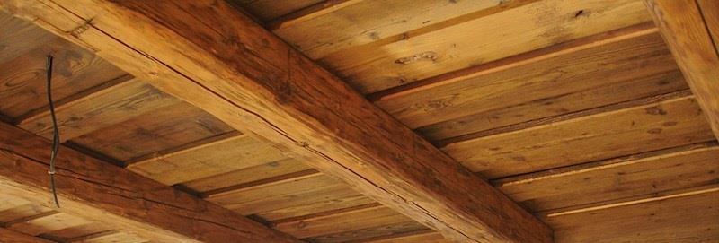 Podhled trámových stropů tvoří buď omítka na pletivu dříve rákosové rohože) nebo dřevocementové a sádrokartonové desky, zvyšující požární