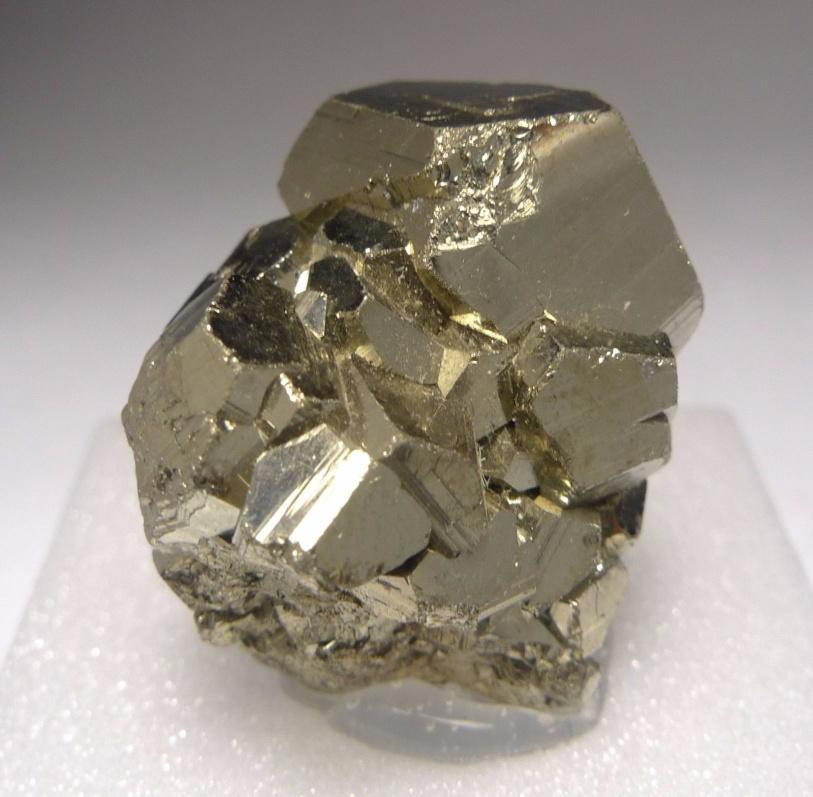 Lesk Obtížně se vyjadřuje slovy, ale každý je schopen jej rozlišit Lesk minerálu může být: kovový polokovový (nejednoznačný) nekovový skelný (např.