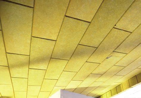 4. Realizace 8 9 Dokončení tepelné izolace Díky zkoseným hranám desek Isover TOP V