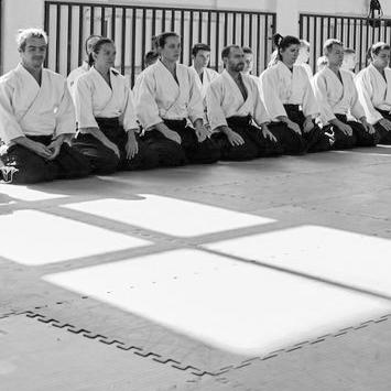samotnému cvičení aikidó.