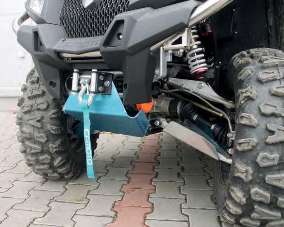 800 ccm ale Motor vychází z léty prověřené a spolehlivé jednotky z X8, prodělal ovšem řadu úprav.