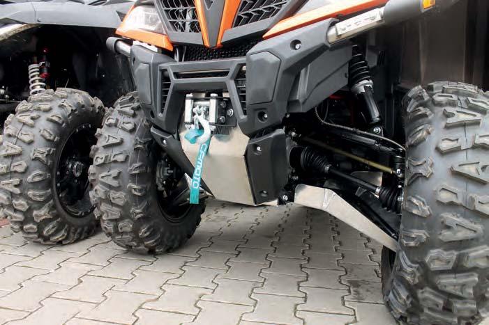 Ovšem díky jinému naladění teď dvouválec produkuje o pět koní více a točivý moment taky posílil na 75 Nm. V celém spektru otáček má novinka teď více síly.