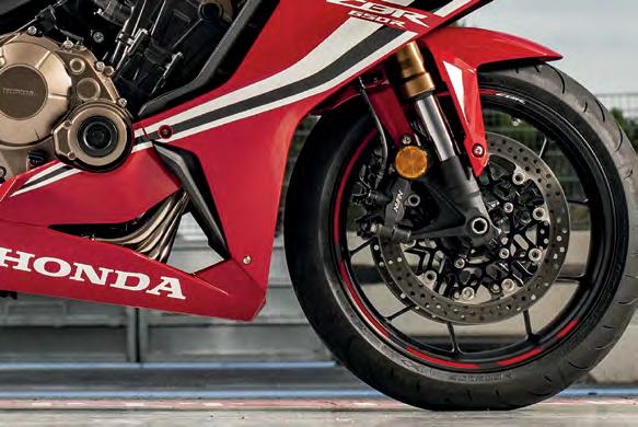 CBR650R, nakreslená přesně ve sportovním stylu modelu Fireblade, přenáší závodní DNA do agresivního silničního