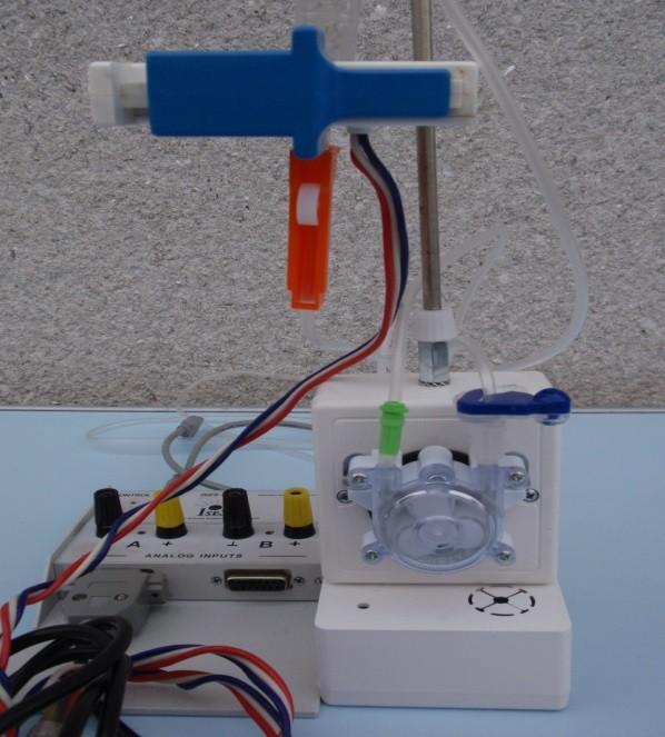 Měření průtoku (kapkování) infuze fotoelektrickým snímačem (Obr.24-25) Obr. 24. Model infuzní pumpy (světlemodrý) (autor) Modře snímač kapek Skála. Vlevo ISES- USB.