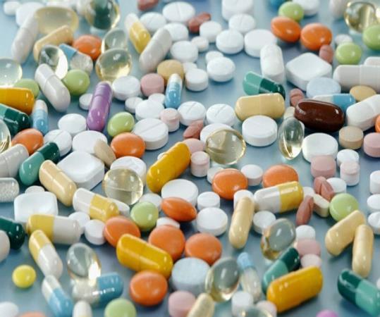 V terapii je nejdůležitější pevný lék užívaný per os Tablety, potahované tablety, šumivé tablety, měkké a tvrdé želatinové tobolky, mikroformy (pelety) Pevná léková formulace (měkká tobolka) může