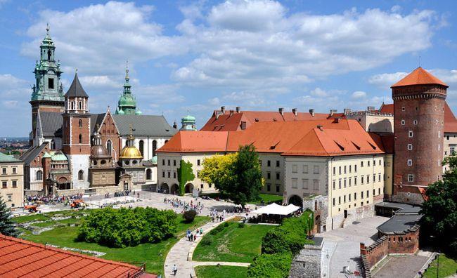 Wawel + katedrála + zámek Wawel je nízké návrší - 228 metrů nad řekou