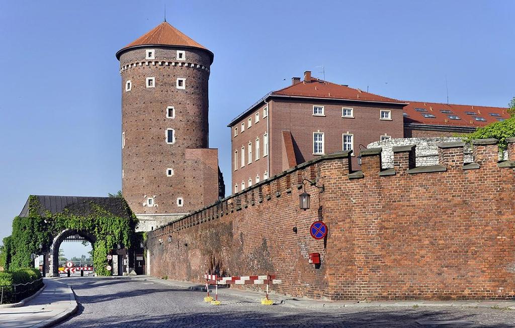 využitím při obraně střelnými zbraněmi, třetí patro bylo obytné, v mírových dobách využívané