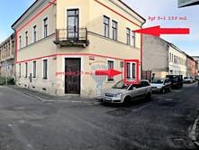 vlastním parkováním pro dvě a více aut s možností garáže ve dvoře.