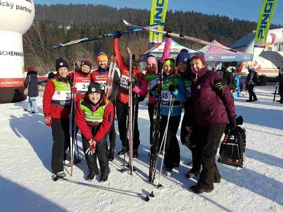 CHARITNÍ TÝM NA KARLOVSKÉ 50 Letošní zima je skutečně vydařená a stejně tak tomu bylo i 28.1. Na rozdíl od minulého roku čekalo na závodníky Karlovské 50 sluníčko a skvěle upravené trasy.