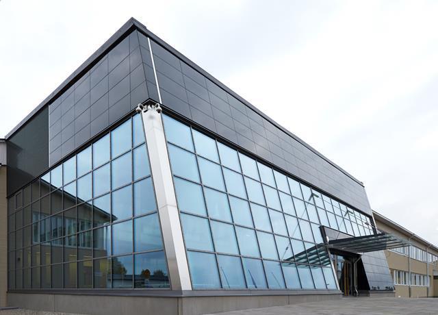 Panely Liberta Solar jsou vhodné nejen pro veřejné budovy, ale i pro komerční zařízení, kde lze produkovanou energii využít k jejich osvětlování, řízení mikroklimatu, ohřevu vody atd.
