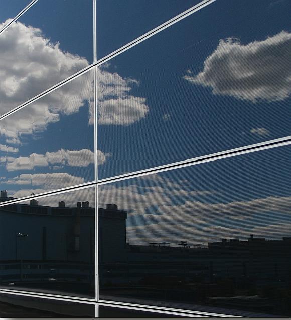 Liberta Solar Fotovoltaický systém Liberta Solar je plně integrovatelný do fasády, používá neviditelné upevňovací prvky a díky své rovnoměrné barevnosti působí moduly PV, na rozdíl například od
