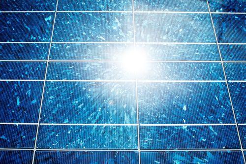 Efektivitu solárních panelů zvýší sprej z mořských řas Současná technologie dokáže proměnit u klasických komerčně dostupných solárních článků v elektřinu jen okolo 25 % světla. Obr.