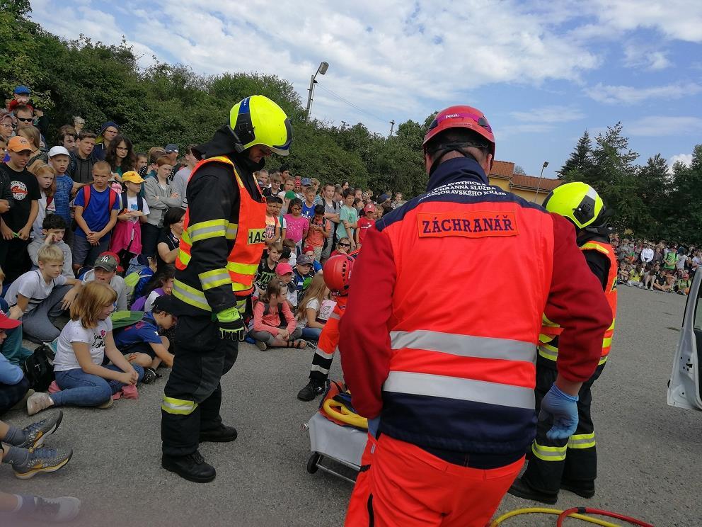 d) Charitativní počiny V loňském roce jsme se hodně zaměřili na charitativní akce, dobré jméno ZZS JmK může pomoci celé řadě potřebných, například nemocných či znevýhodněných dětí, ale i dospělých.