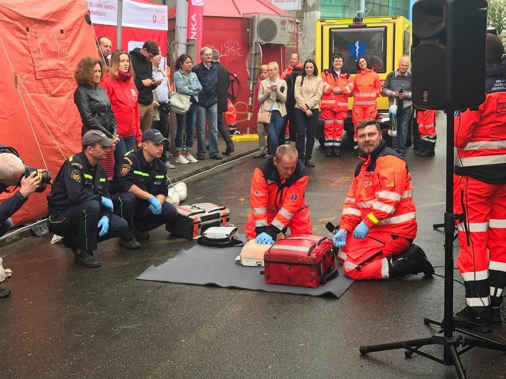 veřejnosti v poskytování první pomoci, kromě toho se také více zaměřila na charitativní činnost, a to v mnoha oblastech.