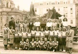 OSTATNÍ XI. VŠESOKOLSKÝ SLET R. 1948 PRAHA Při pohledu na zažloutlou fotografii se mi vybavují vzpomínky na tuto událost.