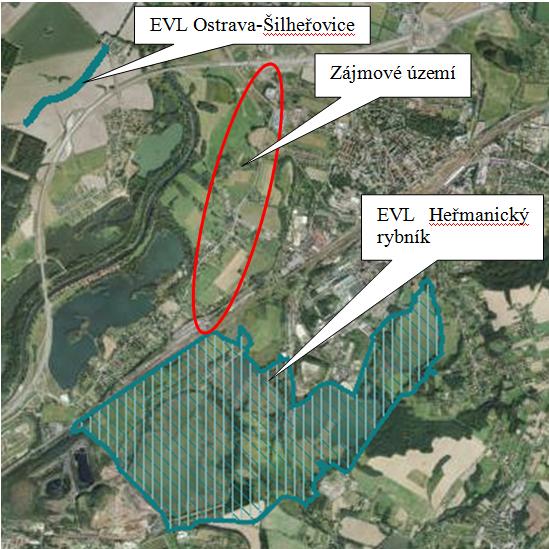 Obr. 8: Situační mapa polohy navrženého záměru (červený ovál), ve vztahu k evropsky významným lokalitám (modře šrafovaná plocha) (podkladová data: CENIA). 3.4 