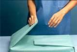Úskalí při balení Sterilizační přířezy - krepový papír, netkaná textilie OBÁLKOVÁ METODA Cílem by mělo být zajistit opakovaný předem definovaný postup balení,
