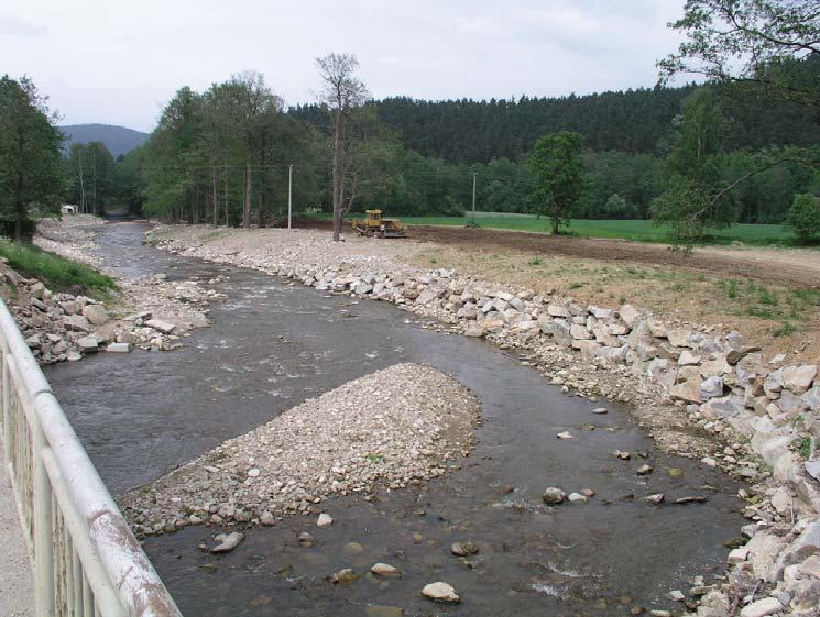 S tím souvisel vznik povod ových akumulací hluboko v údolní niv ve velké vzdálenosti od p edchozího i stávajícího antropogenn ur eného koryta. Foto: M. K ížek, 2003.