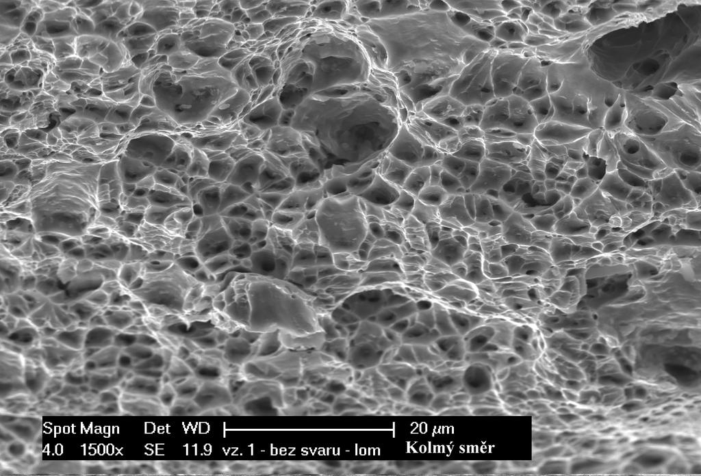 Obr.8 Detail předchozí lomové plochy v celém průřezu je tvárné transkrstalické porušení s jamkovou morfologií Fig.