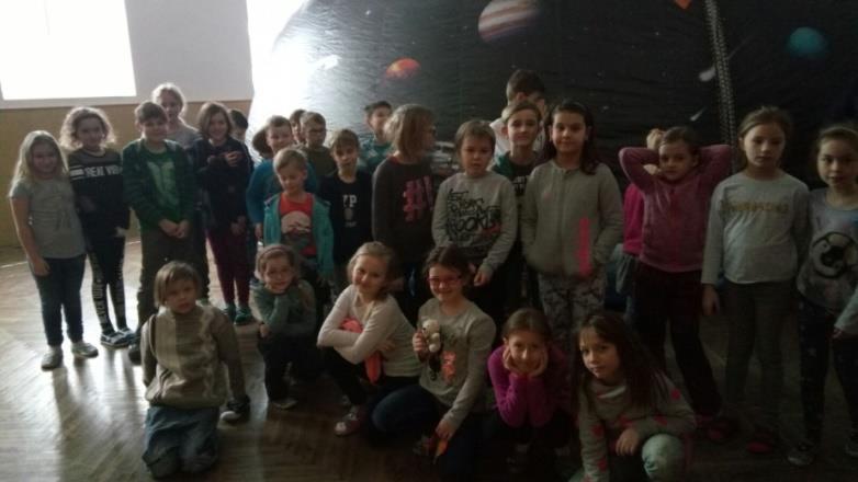 MOBILNÍ PLANETARIUM Děti se vydaly díky mobilnímu planetarium s