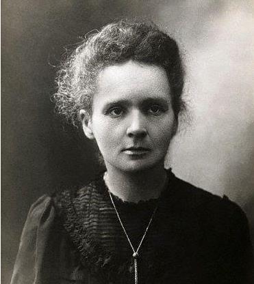 MARIE CURIE SKŁODOWSKÁ Narodila se 7. listopad 1867 ve Varšavě. V Polsku neměly ženy možnost studovat na univerzitě. Proto odjíždí do Paříže studovat na Sorbonně. V roce 1895 se vdává za Pierra Curie.