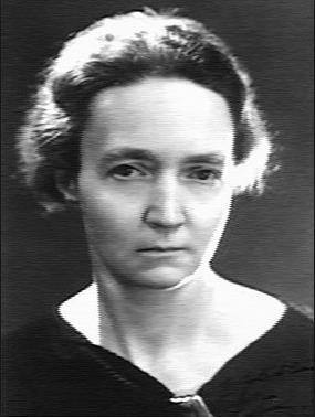 IRÈNE JOLIOT-CURIE Narodila se 12. září 1897 v Paříži. Vystudovala stejně jako její matka Marie Curie-Skłodowská Sorbonnu Za 1. světové války pracovala jako zdravotní sestra u rentgenu.