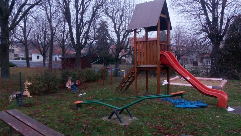 5. SOUČASNÝ STAV V obci se nachází dětské hřiště na návsi, které obec průběžně udržuje, doplňuje, rekonstruuje a modernizuji. Dětské hřiště je veřejně přístupné bez omezení.