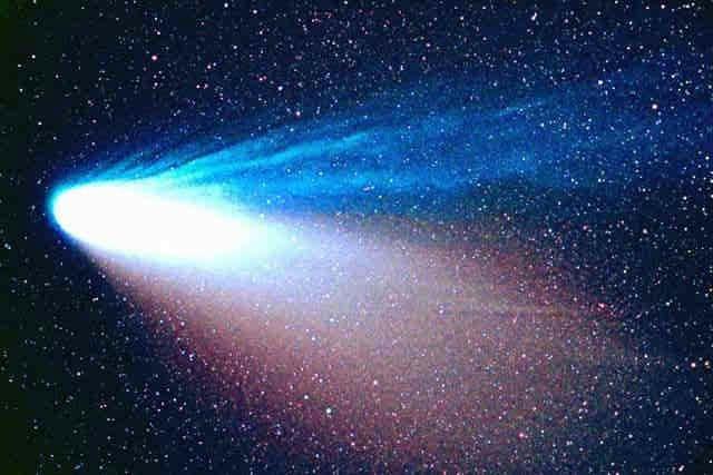 Komety - vesmírná tělesa, jejichž jádro tvoří převážně led a kameny - mají elipsovitou dráhu - většina