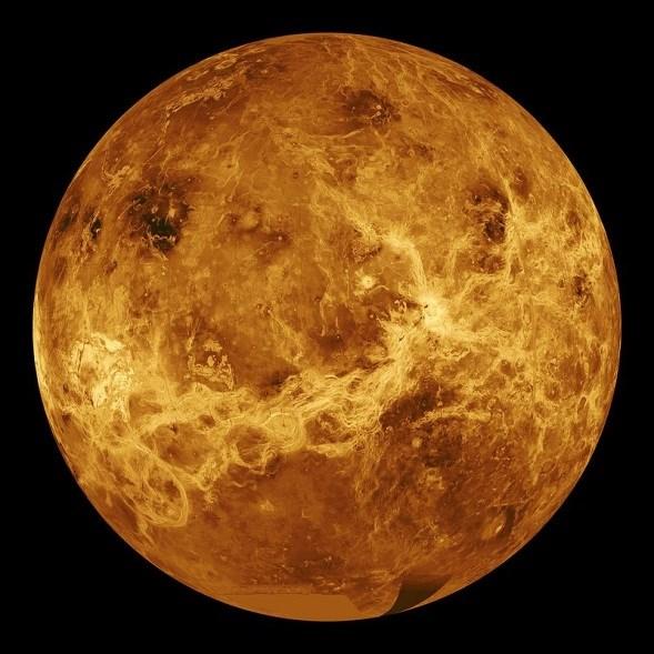 těles - velké teplotní rozdíly den a noc 430 C -180 C Venuše - stejně velká jako Země - orbita kruhovitá (ostatní elipsy) - hustá atmosféra