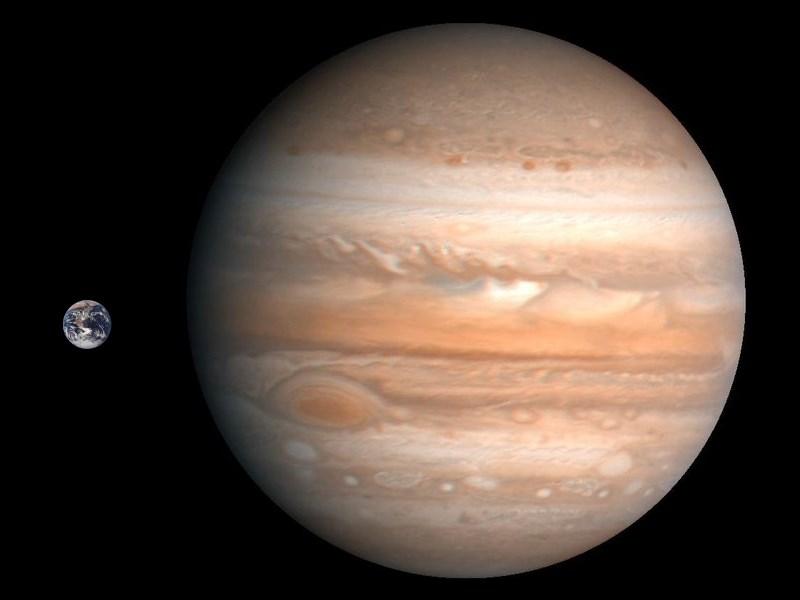 Vnější planety (velké planety) - Jupiter, Saturn, Uran a Neptun - mají malou hustotu (1,7 g/cm 3 ), nemají pevný povrch, rozsáhlou