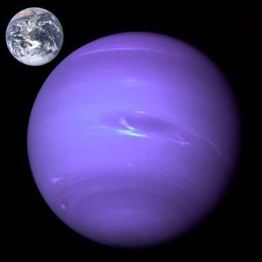 Neptun - nejvzdálenější planeta - oběh trvá 164 zemských let - modré zbarvení