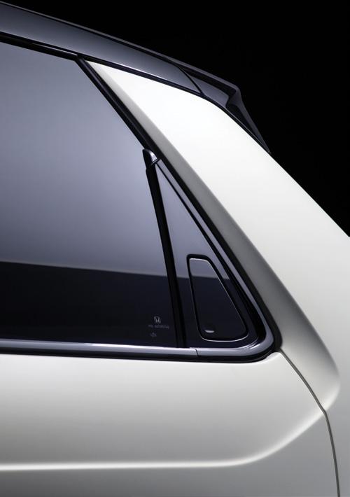 Výrazný profil vozu je umocněn černě lakovanou střechou, dynamickou maskou a zádí a osvětlenými