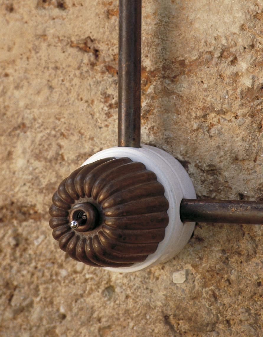 Sulla base in ceramica l interruttore ha quattro uscite sulle quali è possibile inserire le canalette da Ø 16 mm per l impianto elettrico dentro a canaletta.
