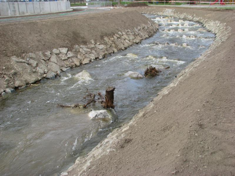 Dnové rampy, skluzy, bypassy Balvanité rampy, tůňové rybí přechody, - simulují